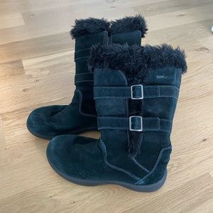 Black LL bean snow boots